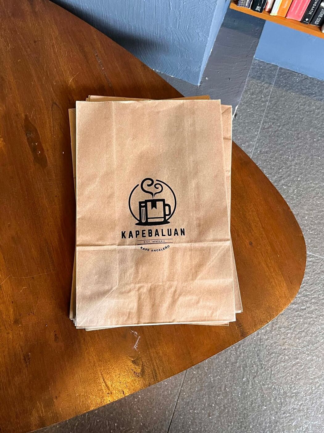 A stack of kraft paper Kapebaluan takeout bags